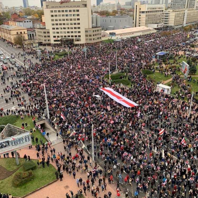 <p>Tikhanovskaya, Lukaşenko’yu görevden ayrılmaması takdirde ülkede genel grev yapılacağını ve protestoların artacağı konusunda tehdit etmişti. </p>
<p> </p>