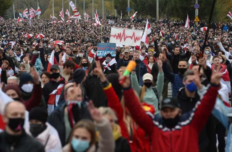 <p>Protestocular, Orlovskaya Caddesi’nde bir araya gelerek, yerel saatle 14.00’de Devlet Başkanlığı Sarayı'na doğru yürüyüşe başladı. </p>