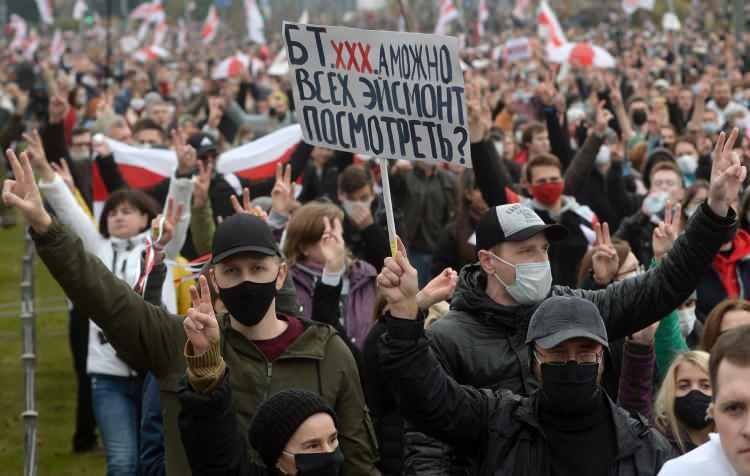 <p>Belarus Viasna İnsan Hakları Merkezi tarafından yapılan açıklamada, şu ana kadar gözaltı sayısının 128’e ulaştığı, sokaklarda polise karşı direnenlerin de gözaltına alınmaya devam edildiği ifade edildi. </p>
