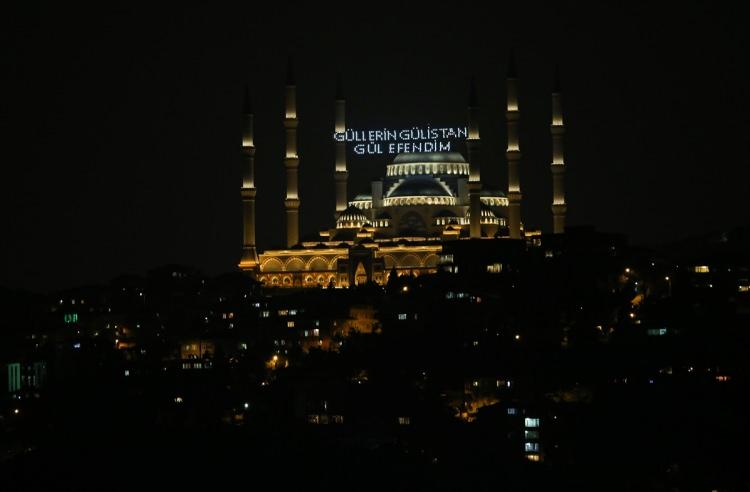 <p>Çamlıca Camisi'nde Mevlid Kandili'ne özel "Güllerin Gülistanı Gül Efendim" yazılı mahya asıldı.</p>