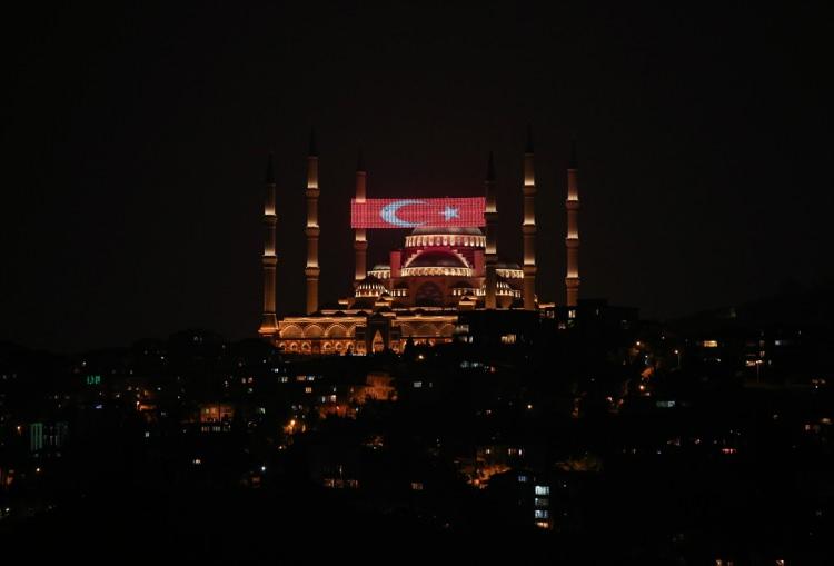 <p>Çamlıca Camisi'nde Mevlid Kandili'ne özel Türk bayraklı mahya çalışması yapıldı</p>
