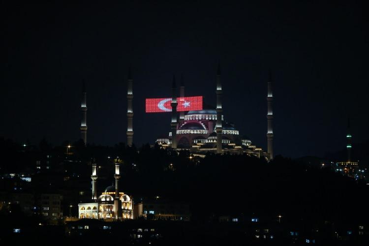 <p>Çamlıca Camisi'nde Mevlid Kandili'ne özel Türk bayraklı mahya çalışması yapıldı. </p>