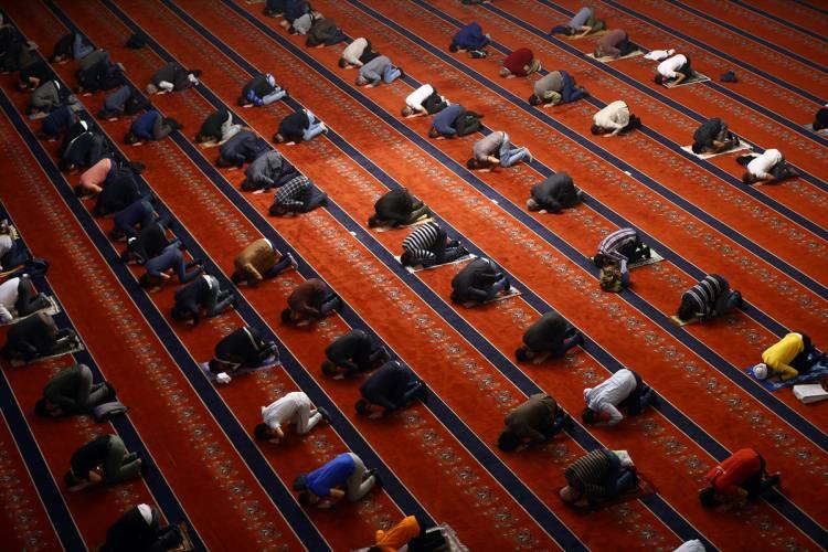 <p>Başkent Ankara'da, vatandaşlar Mevlit Kandili dolayısıyla kentteki birçok camide namaz kılıp dua etti. Akşam namazının ardından Kocatepe Camisi'nde Mevlit Kandili dolayısıyla program düzenlendi. </p>