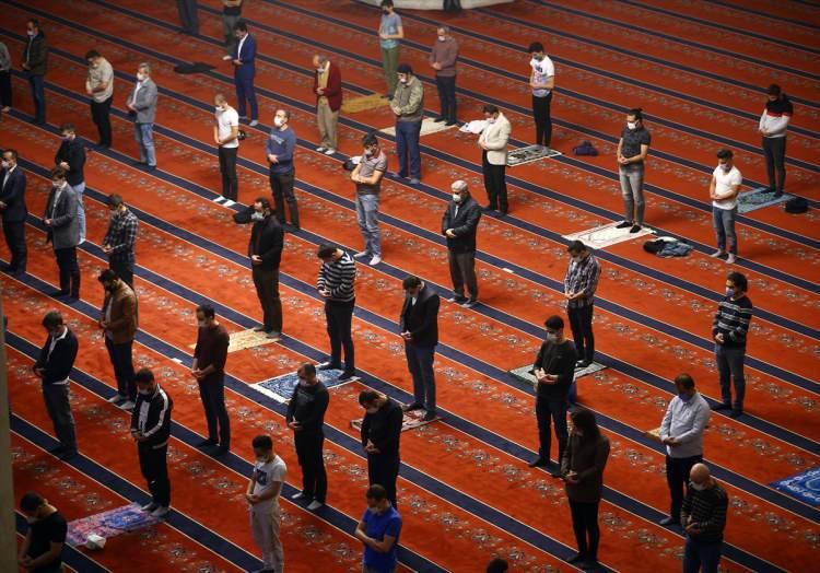 <p>Yeni tip koronavirüs (Kovid-19) tedbirleri kapsamında maske, mesafe ve hijyen kurallarının gözetildiği camide, vatandaşlar dua edip namaz kıldı.</p>