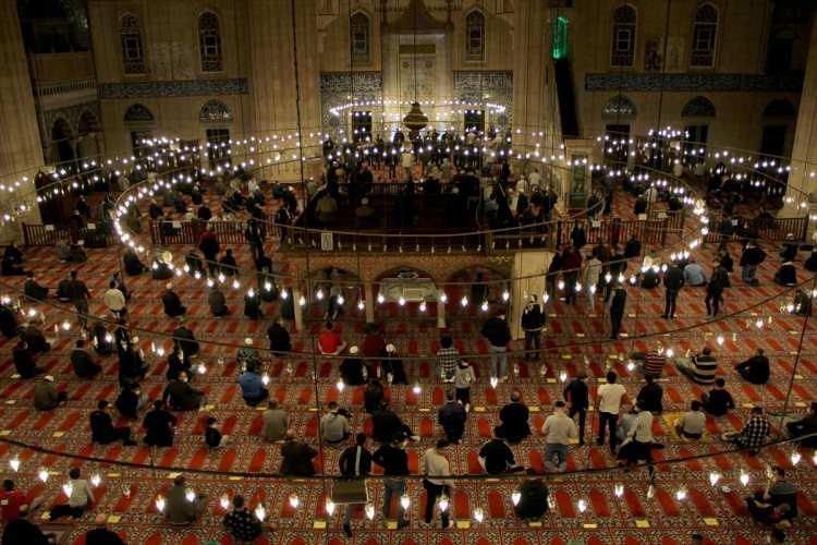 <p>Edirne'de, Mevlit Kandili dolayısıyla başta Selimiye olmak üzere camilerde namaz kılınıp dualar edildi. Cami cemaati, yanlarında getirdikleri seccadelerde sosyal mesafe kuralına uyarak yatsı namazını kıldı. </p>