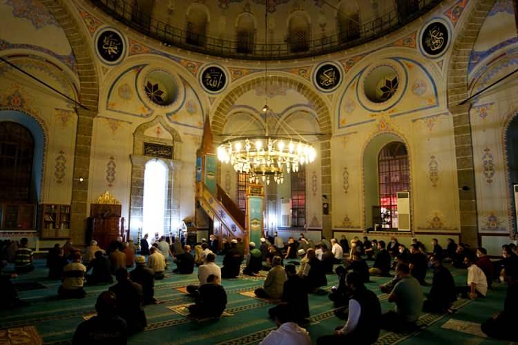 <p>Samsun'da Mevlit Kandili dualarla idrak edildi. Vatandaşlar, kandil dolayısıyla başta Büyük Cami olmak üzere kentteki birçok camide yeni tip koronavirüs (Kovid-19) tedbirlerine uyarak saf tuttu. </p>