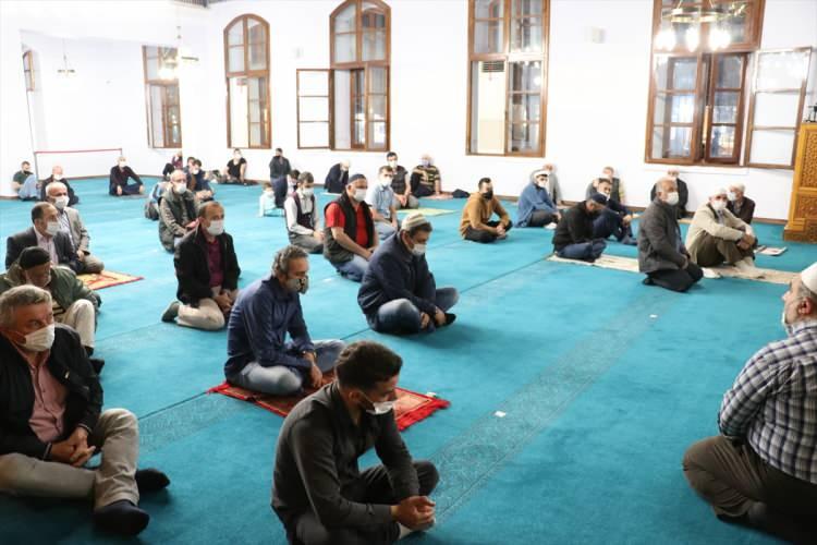<p>Sakarya’da Mevlit Kandili dolayısıyla program düzenlendi. Kent merkezindeki Orhan Gazi Cami’nde düzenlenen program, Kuran-ı Kerim tilavetiyle başladı. </p>