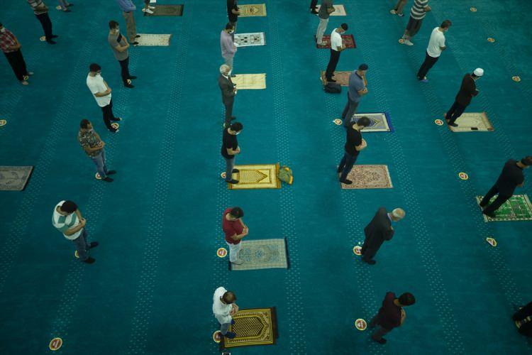 <p>Antalya'da, Mevlid Kandili dolayısıyla Akdeniz Üniversitesi Camisine gelen vatandaşlar, saf tutarak kandil gecesinde vaaz veren hocayı dinleyip namaz kıldılar. </p>
