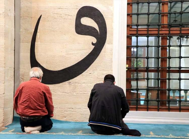 <p>Tekirdağ'da, Mevlid Kandili dolayısıyla tarihi Rüstempaşa Camisine gelen vatandaşlar, saf tutarak kandil gecesinde vaaz veren hocayı dinleyip namaz kıldılar. </p>
