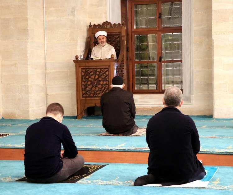 <p>Vatandaşlar, saf tutarken yeni tip koronavirüs (Kovid-19) tedbirlerine dikkat ettiler.</p>