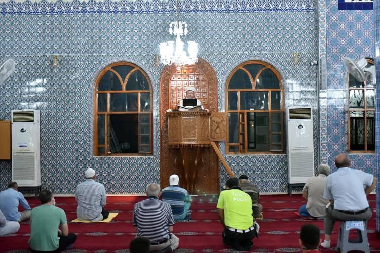 <p>Mersin'de, Hazreti Muhammed'in dünyaya geldiği gün olarak kutlanan Mevlit Kandili, dualarla idrak edildi. Türkiye'nin en büyük camilerinden biri olan merkez Yenişehir ilçesindeki 6 minareli Muğdat Camisi'nde, yatsı namazı öncesi kandil programı düzenlendi.</p>
