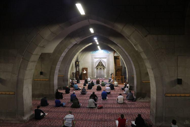 <p>Kayseri'de, vatandaşlar Mevlit Kandili dolayısıyla kentteki birçok camide namaz kılıp dua etti. Akşam namazının ardından Hunat Camisinde kandil dolayısıyla program düzenlendi. Yeni tip koronavirüs (Kovid-19) tedbirleri kapsamında maske, mesafe ve hijyen kuralları gözetildiği camide vatandaşlar dua edip namaz kıldı. </p>
