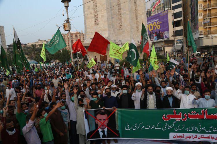 <p>Pakistan’ın Karaçi kentindeki Fransa Konsolosluğu’na yakın bir bölgede bir araya gelen binlerce kişi Fransa karşıtı protesto düzenledi.</p>
