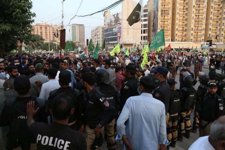 <p>Cemaat-i İslami (JI) aktivistleri tarafından organize edilen protestoda, göstericiler Fransa bayrağını ve Cumhurbaşkanı Macron’u temsil eden cansız mankeni ateşe verdi. </p>