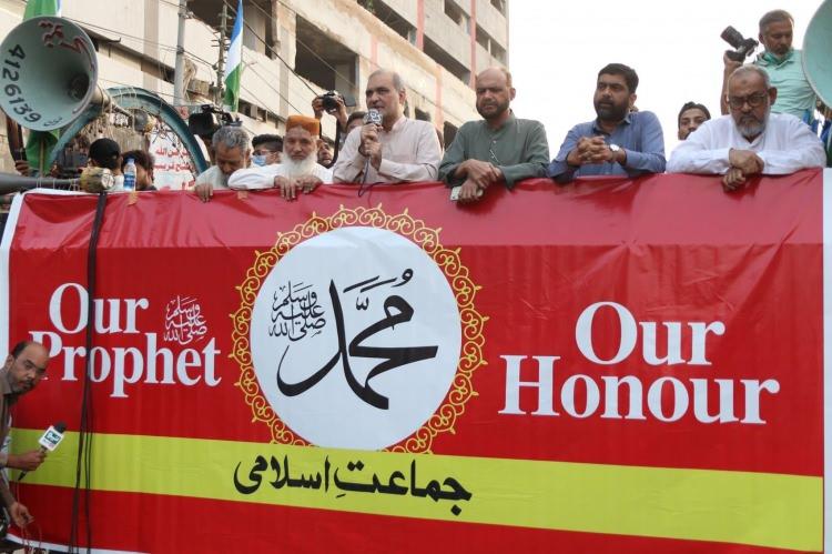 <p>Protestocular, Fransa Büyükelçisini sınır dışı edilmesi, Fransa ile bağların koparılmasını ve Fransız ürünlerinin boykot edilmesi çağrısında bulundular.</p>
