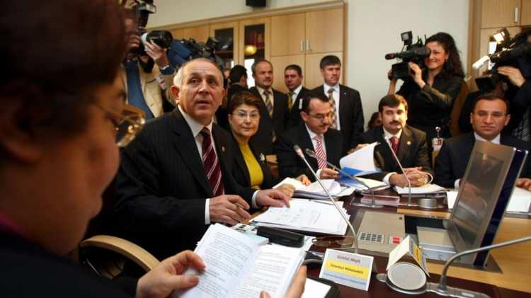 <p>3 dönem AK Parti İstanbul Milletvekilliği ve Anayasa Komisyonu Başkanlığı yapmıştı.</p>
