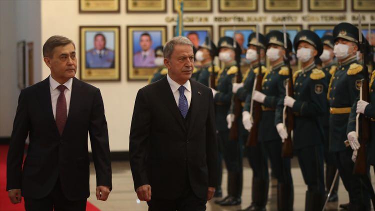 <p><strong>- "Ana vatandan ata vatana hoş geldiniz"</strong></p>

<p>Kazakistan Savunma Bakanı Nurlan Yermekbayev ise "Ana vatandan ata vatana hoş geldiniz" ifadesiyle Bakan Akar'ı selamladı.</p>

<p> </p>
