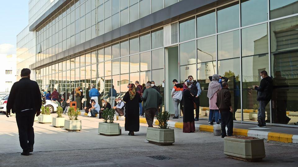 <p>Bakan Koca'nın bu sözlerle dikkat çektiği Bursa'daki Covid 19 pozitif vak'a artışı şehirdeki bir çok hastanede yaşanan yoğunlukla gözler önüne serildi.</p>
<p> </p>