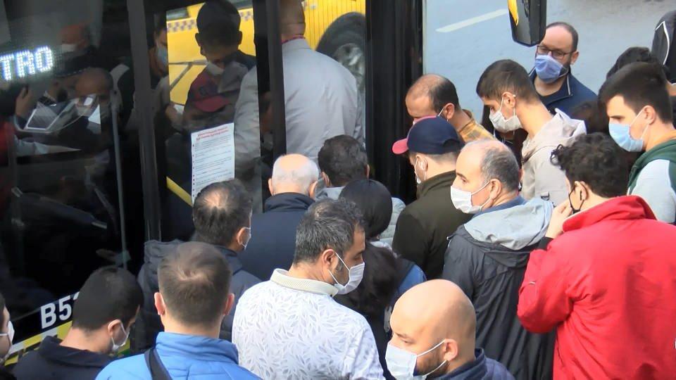 <p>Bahçelievler Yenibosna'da İETT ve özel halk otobüslerine binen vatandaşların ve araç içerisinde bulunan yolcuların sosyal mesafeye uymadıkları görüldü. </p>