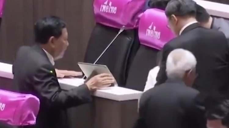 <p>Tayland meclisinde hareketli saatler yaşandı.</p>

<p> </p>
