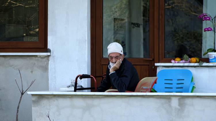 <p>Yürüme zorluğu çeken Delibaş, evinin balkonundan türbe mezarı seyrediyor. </p>

<p> </p>
