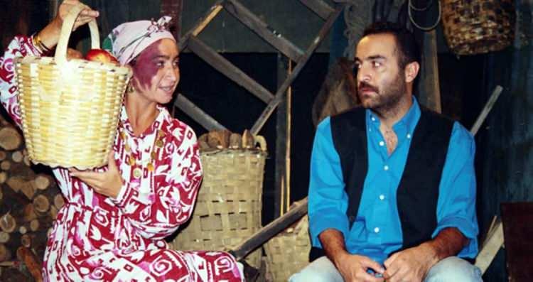<p>DEMET AKBAĞ - YILMAZ ERDOĞAN</p>
<p>1994 yılında tiyatro seyircisiyle buluşan BKM Topluluğunun kurucusu Yılmaz Erdoğan ile tiyatronun dizi, film ve oyunlarında aynı sahneyi paylaştığı ve zamanla isimleri birbirlerinden ayrı düşünülemez olan Demet Akbağ ile Yılmaz Erdoğan'da bu listede yer alıyor. </p>