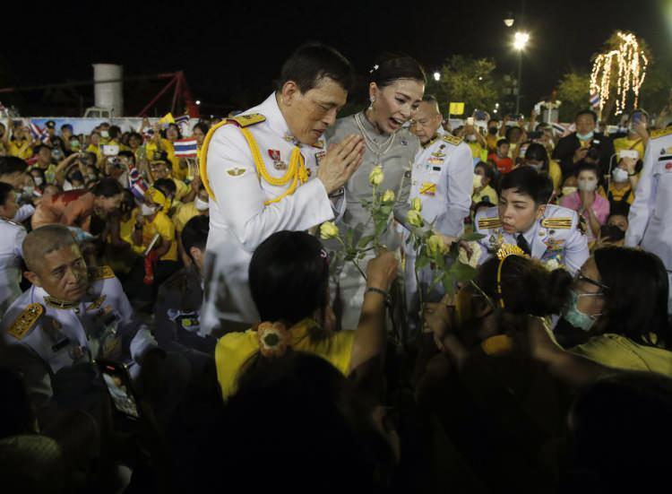 <p>Kraliçe Suthida ile birlikte destekçilerinin yanına giden Kral Vajiralongkorn, kendisine muhalif protestoculara dair soru soran bir gazeteciye, "Bu konuda yorum yapmak istemiyorum. Herkese sevgimiz aynıdır." cevabını verdi.</p>