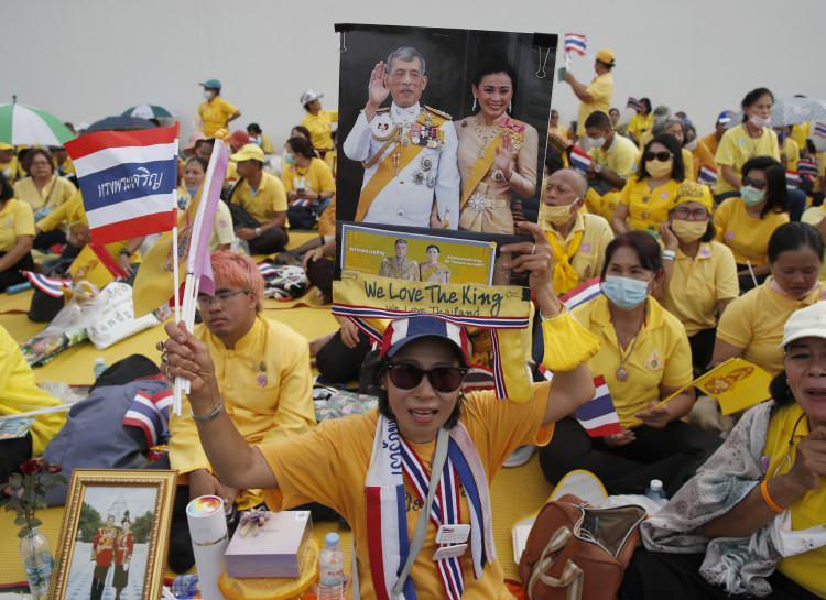 <p>Akşam saatlerinde başkent Bangkok'taki Kraliyet Sarayı'nın önünde toplanan binlerce kişi, monarşiyi destekleyen pankartlarla Kral Vajiralongkorn ve ailesine bağlılığını bildirdi.</p>
