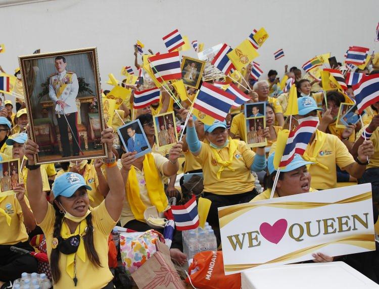 <p>Hükümet karşıtı protestoların sürdüğü Tayland'da kraliyeti destekleyenler, muhalif grupların reform talebine karşı Tayland Kralı Maha Vajiralongkorn'a destek gösterisi düzenledi.</p>
