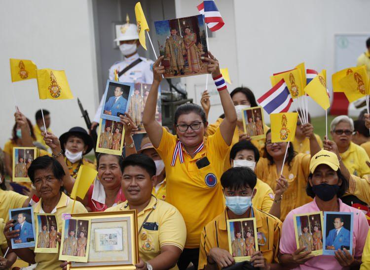 <p>Kraliyeti simgeleyen sarı renkli tişörtler giyen göstericiler, Kral Vajiralongkorn'un kalabalığı selamlamasının ardından "Çok yaşa Kral" sloganı attı.</p>
