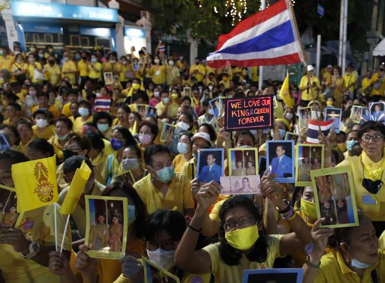<p>Kraliyet yanlılarının en kalabalık gösterilerinden birine sahne olan Bangkok'ta muhalif gruplar, büyük çaplı protesto gerçekleştirmedi.</p>