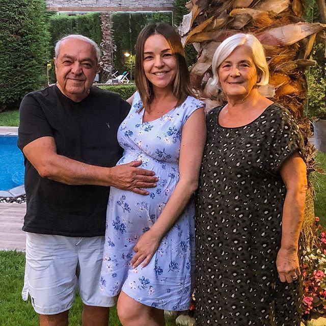 <p>&Uuml;nl&uuml; şarkıcı Beng&uuml;'n&uuml;n anne ve babası da İzmir'de yaşıyor. Şarkıcı ailesini arayarak bilgi aldı.&nbsp;</p>
