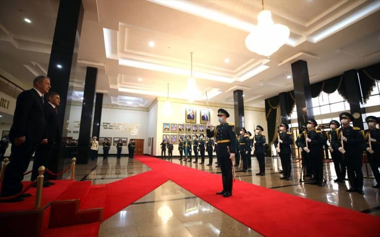 <p>Akar, resmi ziyaretlerde bulunmak üzere geldiği Kazakistan'ın başkenti Nur Sultan'da törenle karşılandı. </p>

<p> </p>
