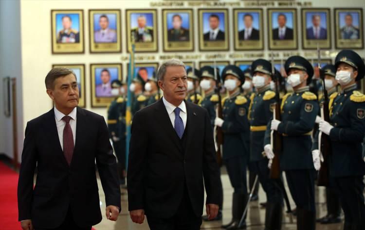 <p>Kazakistan'da bulunmaktan duyduğu memnuniyeti dile getiren Akar, şunları söyledi: </p>

<p>"Ata vatanda bulunmak bizler için heyecan verici. 2 bin-3 bin yıllık tarih gözlerimizde canlanıyor. Ata topraklarında, kardeş Kazakistan'ın başarılarını büyük bir gururla takip ediyoruz. Ortak tarihimiz, geçmişimiz ve buna bağlı sahip olduğumuz ortak değerler bizim için çok değerli. </p>
