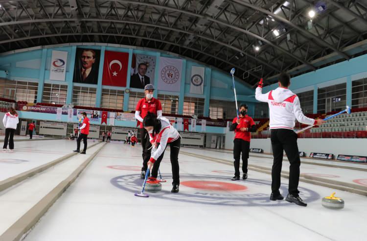 <p>Curling Milli Takımlar Başantren&ouml;r&uuml; Daniel Charette, AA muhabirine yaptığı a&ccedil;ıklamada, Kovid-19 salgını nedeniyle verilen arada kendilerini geliştirmek i&ccedil;in &ccedil;alıştıklarını s&ouml;yledi.</p>
