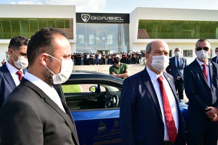 <p>Cumhurbaşkanı Ersin Tatar’ı GÜNSEL Üretim Tesisleri’nde karşılayan Yakın Doğu Üniversitesi Mütevelli Heyeti Başkanı Prof. Dr. İrfan Suat Günsel, test sürüşü sırasında da Cumhurbaşkanı Tatar’a eşlik etti. Test sürüşünün ardından açıklamalarda bulunan Prof. Dr. İrfan Suat Günsel, Cumhurbaşkanı Ersin Tatar’a GÜNSEL’e yaptığı ziyaret nedeniyle teşekkür etti. Prof. Dr. İrfan Suat Günsel, yüzde 100 elektrikli otomobil GÜNSEL’i tasarımdan Ar-Ge’ye teknolojiden mühendisliğe tek vücut, tek yürek, büyük bir inançla, gece gündüz çalışarak gerçeğe dönüştürdüklerini söyledi.</p>
<p> </p>