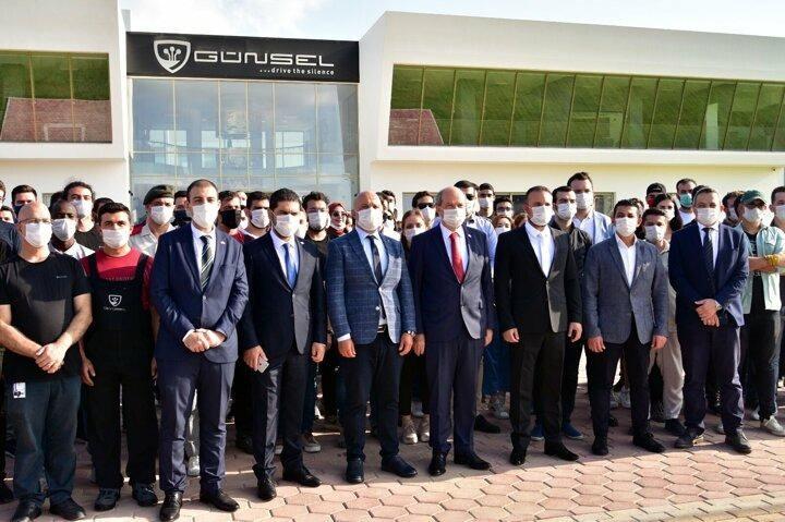<p>Tek şarjla 350 kilometre yol kat edebilen GÜNSEL B9, toplamda 10 bin 936 parçanın bir araya gelmesiyle üretildi. Aracın motoru 140 kW gücünde. Saate 100 km hıza 8 saniyede ulaşabilen Günsel B9’un hız limiti ise elektronik olarak saatte 170 km ile sınırlandırıldı. GÜNSEL’in bataryası yüksek hızlı şarjla sadece 20 dakikada doldurulabiliyor. GÜNSEL’in ilk modeli B9 Sarı, Kırmızı ve Mavi renklerinde üretildi. Sarı, Kıbrıs’ın toprağını, mavi de mavi vatan Akdeniz’i simgeliyor. Kırmızı ise Kuzey Kıbrıs Türk Cumhuriyeti bayrağındaki kırmızı yıldız ve hilalden ilham alıyor.</p>

<p> </p>
