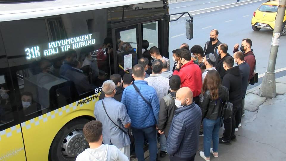<p>Otobüslere binen vatandaşların mesafeyi korumadan araçlara bindiği ve otobüs kapılarında yoğunluk oluşturduğu gözlendi.</p>