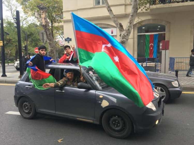 <p>Bakü'deki Azerbaycanlılar, Şuşa kentinin 28 yıl sonra Ermenistan'ın işgalinden kurtarılmasını kutladı.</p>
