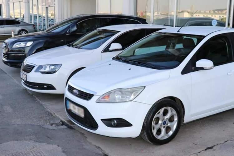 <p>Piyasadaki arz talep dengesi özellikle sanal ortamda fiyatların şişmesine neden oldu. Birçok satıcının otomobillerine piyasada karşılığı olmayan yüksek fiyatlar koyduğu görüldü. </p>
