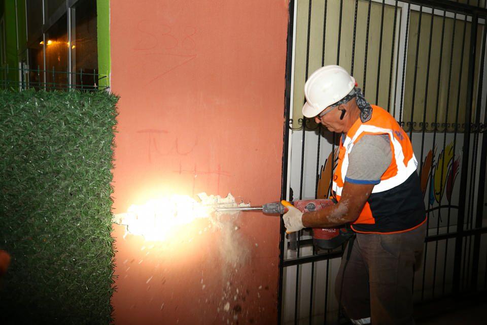 <p>İzmir'deki depremden en fazla hasar g&ouml;ren Bayraklı'da yıkılan binalarda arama kurtarma &ccedil;alışmaları s&uuml;rerken, b&ouml;lgedeki diğer yapılarda hasar oranlarının tespiti i&ccedil;in hızla &ccedil;alışma başlatıldı.</p>

<p>&nbsp;</p>
