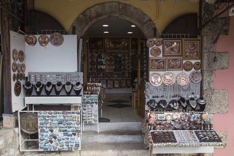 <p>Havaların soğumaya başlamasıyla şehirdeki turizm sezonunun da sonu yaklaşırken, esnaf salgınla ilgili tedbirleri yakından izleyerek gelecek sezonun da bu seneki gibi olmamasını umut ediyor.</p>

