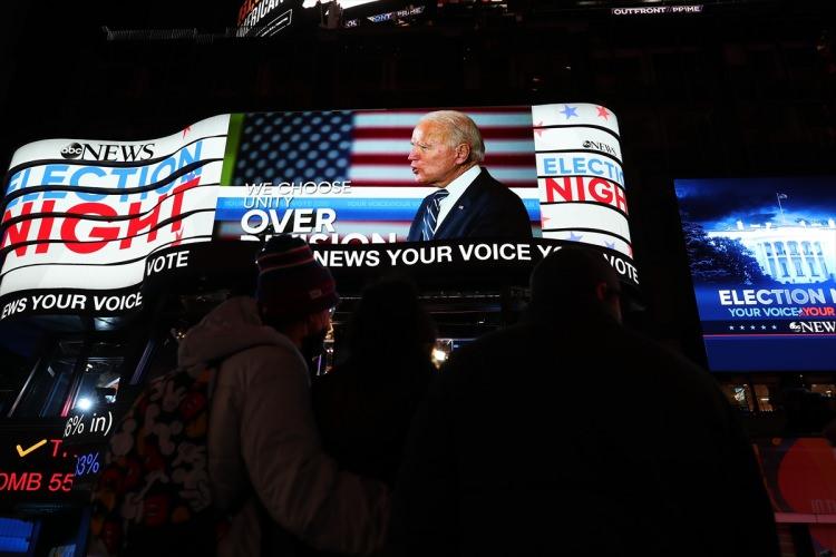 <p>ABD'de, Cumhuriyetçilerin adayı Donald Trump ile Demokratların adayı Joe Biden'ın yarıştığı 59. başkanlık seçimlerinin gecesinde vatandaşlar seçim sonuçlarını Times Meydanı'ndaki ekranlardan izledi.</p>

<p> </p>
