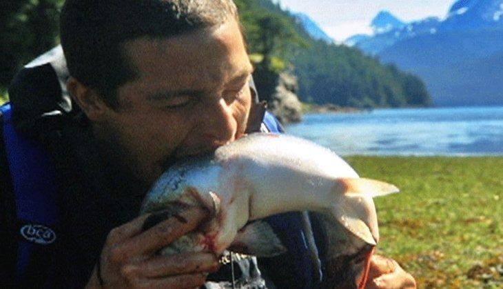 <p>İnanılmaz Kurtuluş adlı macera programı ile adından sıkça söz ettiren dünyaca ünlü belgesel sunucusu Bear Grylls belgesellerinde zorlu koşullarda canlı canlı hayvan yiyen bir hayat sergiliyor. Grylls bu zamana kadar izleyicileri kandırdı mı? Görünce çok şaşıracaksınız?</p>
