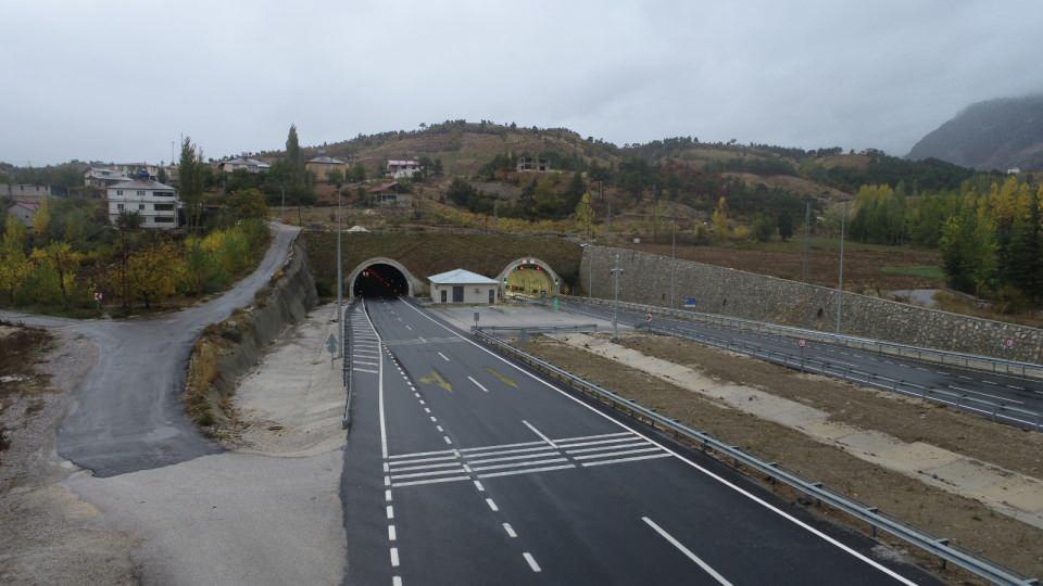 <p>Daha önce kullanılan güzergahta 80 dakika süren yolculuk, 64,1 kilometrelik yeni bölünmüş yol sayesinde 39 dakikada tamamlanabilecek. </p>
<p> </p>