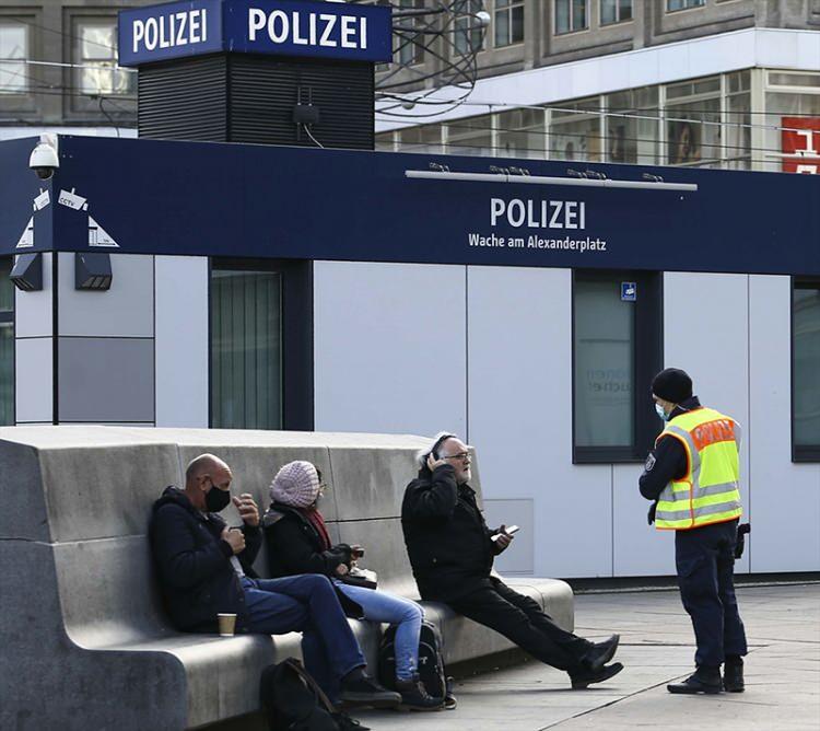 <p>Almanya'da Kovid-19 salgınında vakalarındaki artış hızının düşürülmesi amacıyla uygulanacak yeni tedbirler yürürlüğe girdi. Başbakan Merkel, halkın tedbirlere uymasını isteyerek, "Kasım ayını ortak bir başarıya dönüştürmek herkesin elinde." dedi.</p>

<p> </p>
