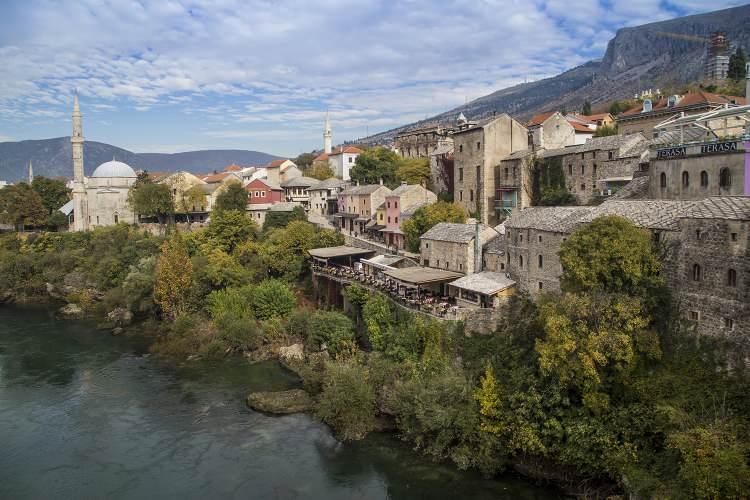 <p>Neretva Nehri üzerindeki tarihi Mostar Köprüsü'nün iki yakasına uzanan eski çarşıdaki birçok dükkan kepenk kapatmak zorunda kalırken, esnaf yabancı turist gelmediği için dükkan açmanın bir anlamı olmadığını, zira her gün boş yere masraf ettiklerini söyledi.</p>

<p> </p>
