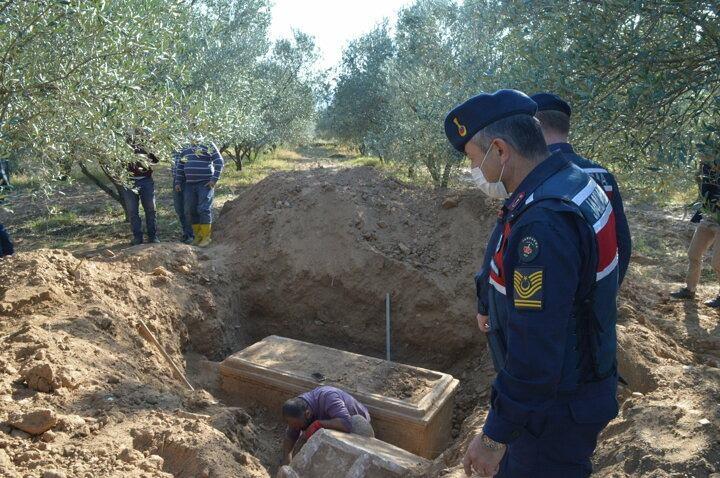 <p>Definecilerin kazı yaptığı yerde yapılan çalışmalarda 2 lahit mezar bulundu. Yaklaşık 2 bin 500 yıl öncesinde Roma dönemine ait olduğu tahmin edilen lahitlerin üzerinde ise Medussa kabartması dikkat çekti.</p>
