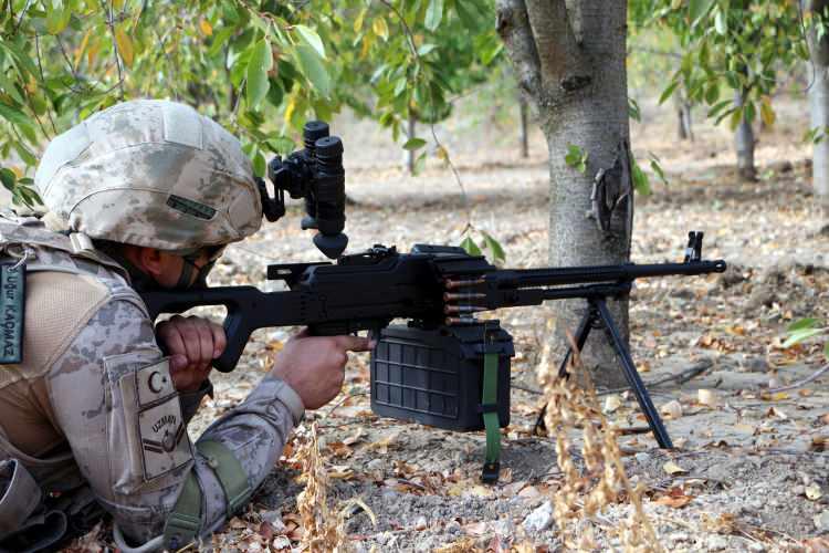 <p>Senaryo gereği, Tokat Jandarma Bölge Komutanlığı tarafından yapılan istihbarat çalışmalarında, Kesikkaya mevkisinde yayla evinde 2 terörist olduğu bilgisine ulaşıldı.</p>
