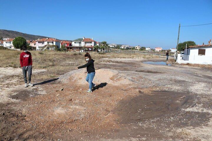 <p>Seferihisar il&ccedil;esinin a&ccedil;ıklarında 30 Ekim'de meydana gelen 6.6 b&uuml;y&uuml;kl&uuml;ğ&uuml;ndeki depremin ardından Urla il&ccedil;esinin G&uuml;lbah&ccedil;e Mahallesi'nde denize yakın iki ayrı alanda yer altından sıcak su kaynakları &ccedil;ıkmaya başladı. 35 derece sıcaklıktaki suyun yer altından depremin ardından &ccedil;ıkması G&uuml;lbah&ccedil;e Mahallesi'nde korku yarattı. &Ccedil;iğli il&ccedil;esinin Tuzla b&ouml;lgesinde de yeni sıcak su kaynaklarının &ccedil;ıktığı belirlendi. Dokuz Eyl&uuml;l &Uuml;niversitesi (DE&Uuml;) Deprem Araştırma ve Uygulama Merkezi (DAUM) M&uuml;d&uuml;r&uuml; ve Jeoloji M&uuml;hendisliği B&ouml;l&uuml;m&uuml; &Ouml;ğretim &Uuml;yesi Prof. Dr. Hasan S&ouml;zbilir, ekibiyle G&uuml;lbah&ccedil;e'ye gelerek inceleme ve araştırma yaptı.</p>
